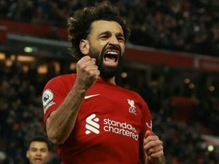 Penyerang Liverpool, M Salah meluapkan kegembiraanya usai menjebol gawang Wolves di Stadion Anfield, Kamis (2/3/2023) . Liverpool menang 2-0.foto:google