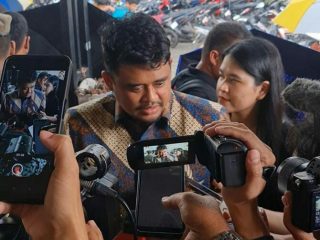 Walikota Medan, Bobby Nasution saat memberikan keterangan pers terkait dirinya batal jadi panitia Formula E