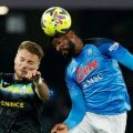 Pemain Lazio dan Napoli saling berebut bola di udara saat kedua tim bertemu di Stadion Diego Armando Maradona, Sabtu (5/3/2023). Dalam laga itu, Napoli menyerah 0-1. Foto:Reuters