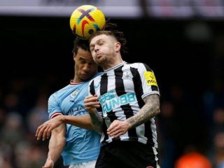 Pemain Man City berebut bola dengan pemain Newcastle dalam lanjutan Liga Inggris di Etihad Stadium, Sabtu (5/3/2023). Dalam laga itu Man City menang 2-0.foto:reuters