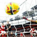 Penjaga gawang Arsenal, Ramsdale tak mampu menghalau tendangan pemain Bournemouth saat kedua tim bertemu di Emirates Stadium, Sabtu (5/3/2023). Dalam laga itu, Arsenal menang 3-2. Foto:Reuters