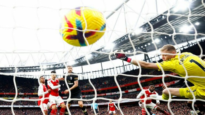 Penjaga gawang Arsenal, Ramsdale tak mampu menghalau tendangan pemain Bournemouth saat kedua tim bertemu di Emirates Stadium, Sabtu (5/3/2023). Dalam laga itu, Arsenal menang 3-2. Foto:Reuters