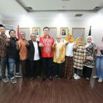 Ketua DPRD Medan, Hasyim berfoto bersama dengan Pengurus LPA di Gedung DPRD Medan, Jumat (3/3/2023). Foto:kaldera/reza