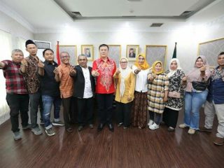 Ketua DPRD Medan, Hasyim berfoto bersama dengan Pengurus LPA di Gedung DPRD Medan, Jumat (3/3/2023). Foto:kaldera/reza