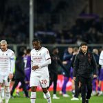 Para pemain AC Milan ketika meninggalkan Stadion Artemio Franchi usai berhadapan dengan Fiorentina, Minggu (5/3/2023). Milan kalah 1-2 dalam laga tersebut. Foto: Reuters