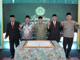 Dirjen Pendis Kemenag Prof M Ali Ramdhani (dua dari kiri) dalam peresmian transformasi Sekolah Tinggi Agama Islam Al Karimiyah, Depok, menjadi Institut, Minggu (5/3/2023). Ali menyatakan pihaknya melakukan moratorirum PTKIS baru tahun ini.(kaldera/kemenag)