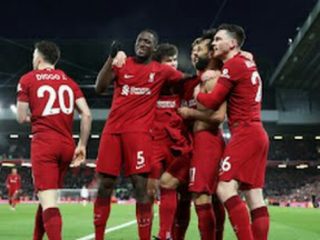 Pemain Liverpool merayakan gol M Salah ke gawang MU saat laga lanjutan Liga Inggris di Stadion Anfield, Minggu (5/3/2023). Liverpool menang besar 7-0. Foto:Reuters