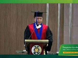 Rektor Universitas Sumatera Utara (USU) Prof. Dr. Muryanto Amin, S.Sos., M.Si., resmi dikukuhkan sebagai Guru Besar Tetap Ilmu Politik, Senin (6/3/2023).