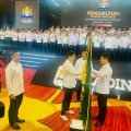 Ketua Kadin Indonesia Arsjad Risjad menyerahkan bendera pataka kepada Ketua Kadin Sumut Firsal Ferial Mutyara (kanan) yang dikukuhkan sebagai Ketua Kadin Sumut 2022-2027 lengkap dengan semua pengurusnya. Turut menyaksikan Anindya Bakrie, Ketua Dewan Pertimbangan Kadin Indonesia, di Hotel JW Marriot, Senin (6/3/2023).
