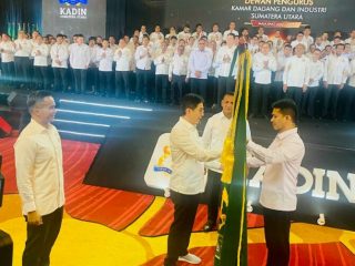 Ketua Kadin Indonesia Arsjad Risjad menyerahkan bendera pataka kepada Ketua Kadin Sumut Firsal Ferial Mutyara (kanan) yang dikukuhkan sebagai Ketua Kadin Sumut 2022-2027 lengkap dengan semua pengurusnya. Turut menyaksikan Anindya Bakrie, Ketua Dewan Pertimbangan Kadin Indonesia, di Hotel JW Marriot, Senin (6/3/2023).