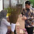 Walikota Medan, Bobby Nasution saat melihat produk UMKM Kota Medan yang siap di ekspor. (Dinas Kominfo Kota Medan)