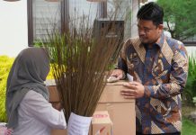 Walikota Medan, Bobby Nasution saat melihat produk UMKM Kota Medan yang siap di ekspor. (Dinas Kominfo Kota Medan)