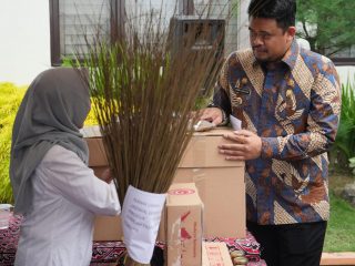 Walikota Medan, Bobby Nasution saat melihat produk UMKM Kota Medan yang siap di ekspor. (Dinas Kominfo Kota Medan)