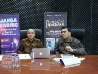 Dr Ahmad Feri Tanjung dari LKPP (kiri) dan Kasipenkum Kejatisu Yos A Tarigan berbicara dalam Jaksa Daring dengan tema P3DN.