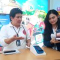 Dua orang karyawan Permata Bank sedang memaparkan cara pengambilan nomor antrian di kantor cabang. Foro:kaldera/reza
