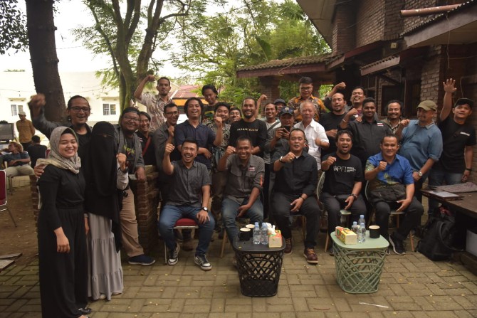 Dalam rangka memperingati Hari Ulang Tahun Pewarta Foto Indonesia Kota Medan (HUT PFI Medan) ke-19 tahun yang digelar di Rooster Coffee House, pada Jumat (10/3/2023).