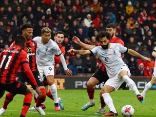 Penyerang Liverpool M Salah berusaha melepaskan tendangan ke arah gawang Bournemouth saat keduanya bertemu di Stadion Vitality, Sabtu (11/2023). Dalam laga itu Liverpool menyerah 0-1. Foto:Reuters