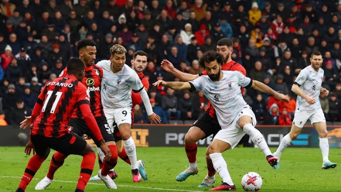 Penyerang Liverpool M Salah berusaha melepaskan tendangan ke arah gawang Bournemouth saat keduanya bertemu di Stadion Vitality, Sabtu (11/2023). Dalam laga itu Liverpool menyerah 0-1. Foto:Reuters
