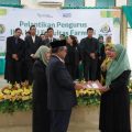 Ketum IKA Farmasi USU Sri Suriani Purnamawati (kanan) menerima SK Kepengurusan dari PP IKA USU, Prof Dr Hasyim Purba.