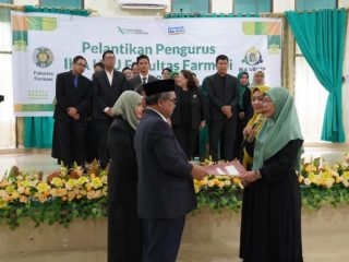 Ketum IKA Farmasi USU Sri Suriani Purnamawati (kanan) menerima SK Kepengurusan dari PP IKA USU, Prof Dr Hasyim Purba.