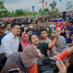 Walikota Medan, Bobby Nasution berfoto bersama dengan masyarakat Kecamatan Medan Marelan, Sabtu (11/3/2023). Foto:Dinas Kominfo Kota Medan