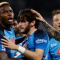 Para pemain Napoli merayakan gol Kvaratskhelia ke gawang Atalanta di Stadion Diego Armando Maradona, Minggu (12/3/2023). Dalam laga itu Napoli menang 2-0.Foto: Reuters