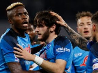 Para pemain Napoli merayakan gol Kvaratskhelia ke gawang Atalanta di Stadion Diego Armando Maradona, Minggu (12/3/2023). Dalam laga itu Napoli menang 2-0.Foto: Reuters