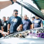 Walikota Medan, Bobby Nasution melihat kondisi mesin mobil sebelum balapan di ajang Racer Day Out di Eks Bandara Polonia Medan, Minggu (12/3/2023). Foto: Dinas Kominfo Kota Medan