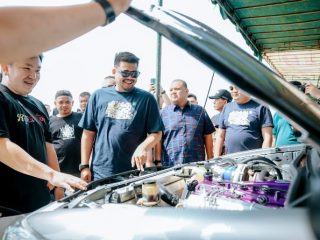 Walikota Medan, Bobby Nasution melihat kondisi mesin mobil sebelum balapan di ajang Racer Day Out di Eks Bandara Polonia Medan, Minggu (12/3/2023). Foto: Dinas Kominfo Kota Medan