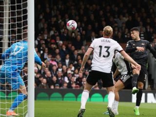 Pemain Arsenal berusaha menyudul bola ke arah gawang Fulham di Stadion Craven Cottage, Minggu (12/3/2023). Dalam laga itu, Arsenal menang 3-0.foto:reuters