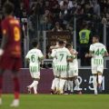 Para pemain Sassuolo melakukan selebrasi usai mencetak gol ke gawang AS Roma di Stadion Olimpico. Dalam laga itu Sassuolo berhasil mempermalukan tuan rumah 4-3. Foto: google.com