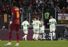 Para pemain Sassuolo melakukan selebrasi usai mencetak gol ke gawang AS Roma di Stadion Olimpico. Dalam laga itu Sassuolo berhasil mempermalukan tuan rumah 4-3. Foto: google.com