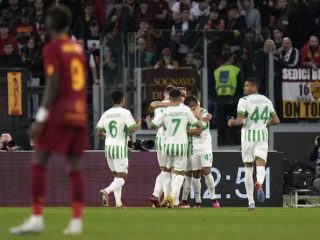 Para pemain Sassuolo melakukan selebrasi usai mencetak gol ke gawang AS Roma di Stadion Olimpico. Dalam laga itu Sassuolo berhasil mempermalukan tuan rumah 4-3. Foto: google.com
