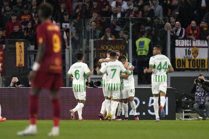Para pemain Sassuolo melakukan selebrasi usai mencetak gol ke gawang AS Roma di Stadion Olimpico. Dalam laga itu Sassuolo berhasil mempermalukan tuan rumah 4-3. Foto: google.com