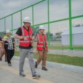 Walikota Medan, Bobby Nasution saat meninjau Lapangan Gadjah Mada di Jalan Krakatau, Kecamatan Medan Timur, Senin (13/3/2023). Foto:Dinas Kominfo Kota Medan