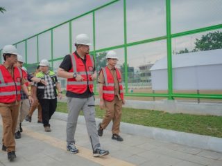 Walikota Medan, Bobby Nasution saat meninjau Lapangan Gadjah Mada di Jalan Krakatau, Kecamatan Medan Timur, Senin (13/3/2023). Foto:Dinas Kominfo Kota Medan