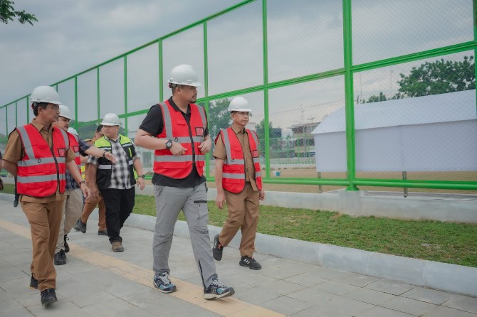 Walikota Medan, Bobby Nasution saat meninjau Lapangan Gadjah Mada di Jalan Krakatau, Kecamatan Medan Timur, Senin (13/3/2023). Foto:Dinas Kominfo Kota Medan