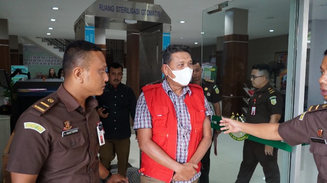 Tim Pidsus Kejaksaan Tinggi Sumatera Utara kembali menahan satu tersangka, yaitu mantan Pimpinan Cabang Bank Sumut Cabang Stabat IH, setelah sebelumnya Tim Pidsus Kejati Sumut menahan S selaku Direktur Utama PT PKA dan F selaku Kasi Pemasaran Bank Sumut Cabang Stabat.