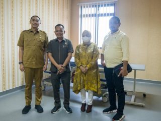 Anggota Komisi 2 DPRD MEDAN berfoto bersama dengan manajemen RS Bachtiar Djafar di sela sela kunjungan kerja di rumah sakit tersebut, Senin (13/3/2023