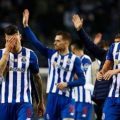 Para pemain Porto terlihat sedih saat meninggalkan Stadion Dragao usai melakoni laga leg kedua Liga Champions dengan Inter Milan, Rabu (15/3/2023). Kedua tim bermain imbang 0-0. Porto tersingkir dari kompetisi ini akibat kalah agregat. Foto:Reuters