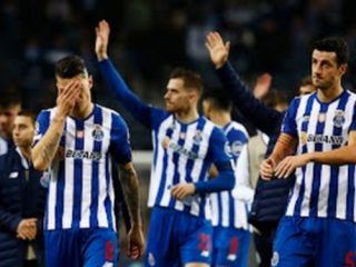Para pemain Porto terlihat sedih saat meninggalkan Stadion Dragao usai melakoni laga leg kedua Liga Champions dengan Inter Milan, Rabu (15/3/2023). Kedua tim bermain imbang 0-0. Porto tersingkir dari kompetisi ini akibat kalah agregat. Foto:Reuters