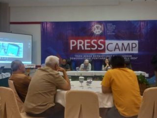 Pengamat Media dan Mantan Anggota Dewan Pers, Agus Sudibyo, memberikan paparannya dalam Press Camp KPI di Parapat, Simalungun.