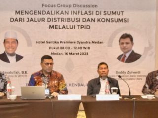 Anggota Komis XI DPR RI Ustad Hidayatullah (dua kanan), Yura A Djalins, Wakil Kepala BI Sumut (dua kiri) dan Naslindo Sirait, Kabiro Perekonomian Pemprovsu (paling kanan) saat berbicara di FGD bertema mengendalikan inflasi Sumut dari sisi distribusi dan konsumsi melalui TPID.