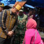 Walikota Medan, Bobby Nasution berdialog dengan salah satu pedagang di Pasar Sukaramai, Medan, Jumat (16/3/2023). Foto:Dinas Kominfo Kota Medan
