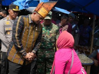 Walikota Medan, Bobby Nasution berdialog dengan salah satu pedagang di Pasar Sukaramai, Medan, Jumat (16/3/2023). Foto:Dinas Kominfo Kota Medan