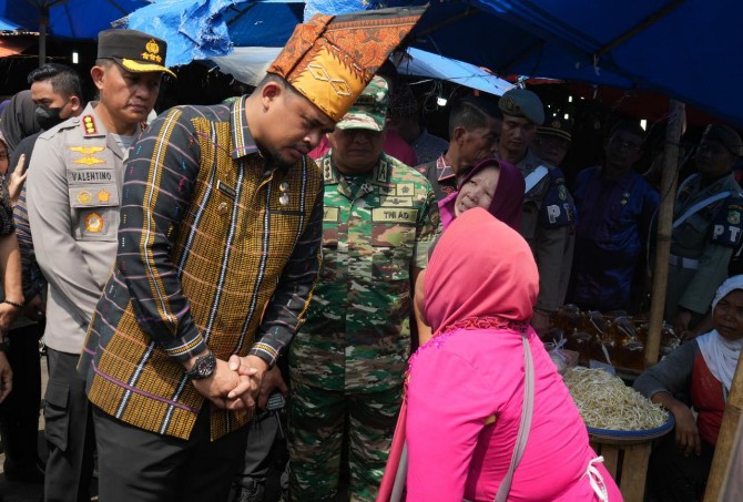 Walikota Medan, Bobby Nasution berdialog dengan salah satu pedagang di Pasar Sukaramai, Medan, Jumat (16/3/2023). Foto:Dinas Kominfo Kota Medan
