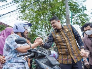 Walikota Medan, Bobby Nasution saat menyalami para pengendara. Foto:Dinas Kominfo Kota Medan