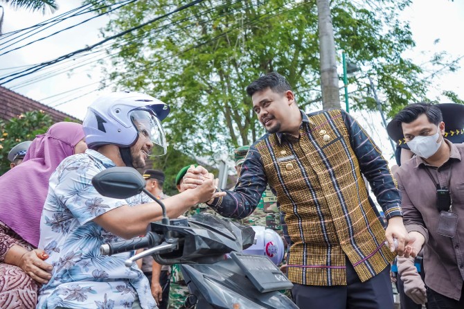 Walikota Medan, Bobby Nasution saat menyalami para pengendara. Foto:Dinas Kominfo Kota Medan