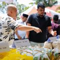 Walikota Medan, Bobby Nasution melihat barang kebutuhan pokok yang dijual di Pasar Murah Pemko Medan, Sabtu (18/3/2023).