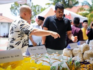 Walikota Medan, Bobby Nasution melihat barang kebutuhan pokok yang dijual di Pasar Murah Pemko Medan, Sabtu (18/3/2023).